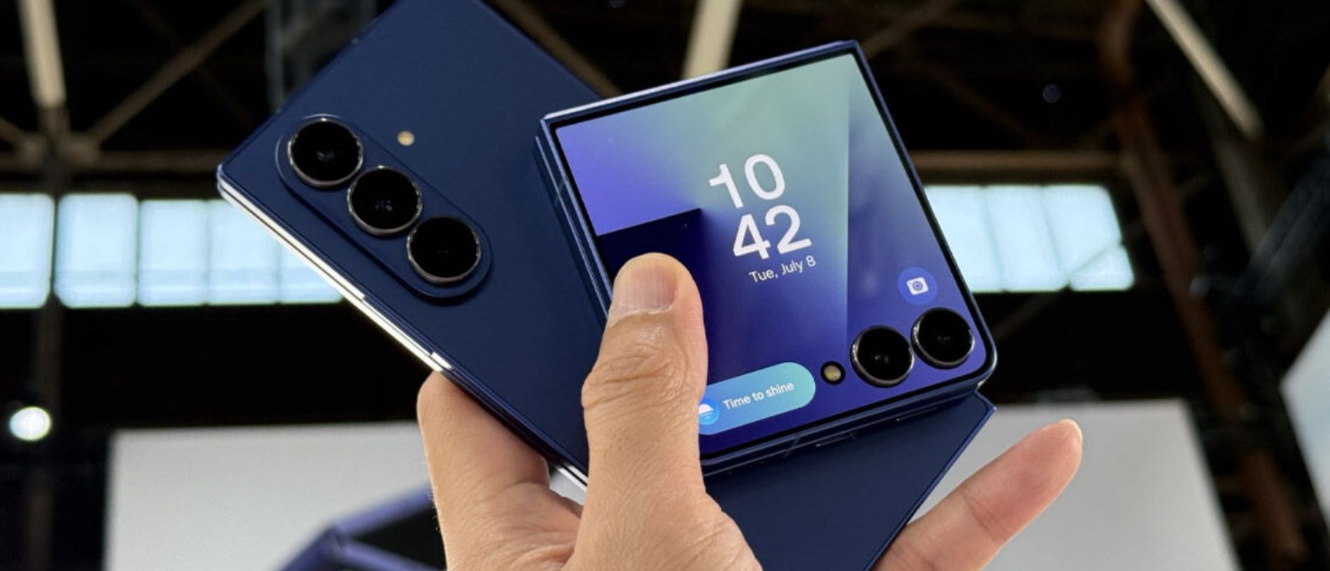 Hình ảnh cho danh mục Samsung Galaxy Z Flip 7 chống nước tốt không? Độ bền thế nào?